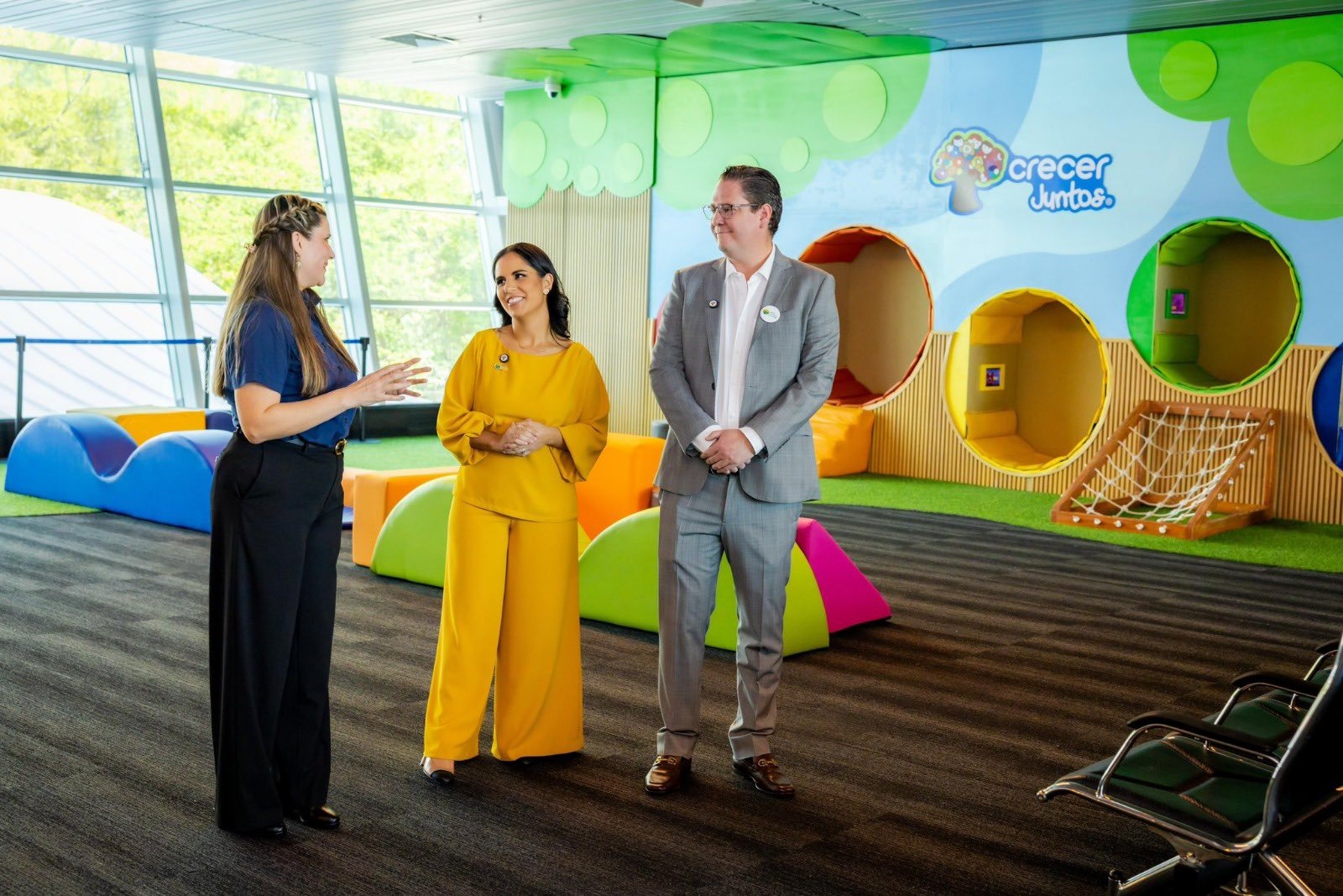 El Aeropuerto Internacional San Óscar Romero recibe el sello Family Friendly