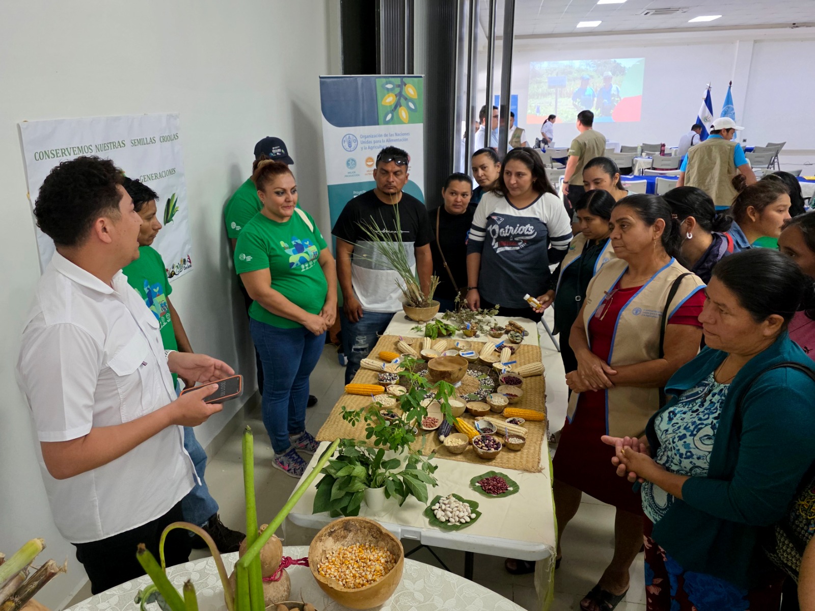 Mujeres rurales intercambian semillas en Morazán