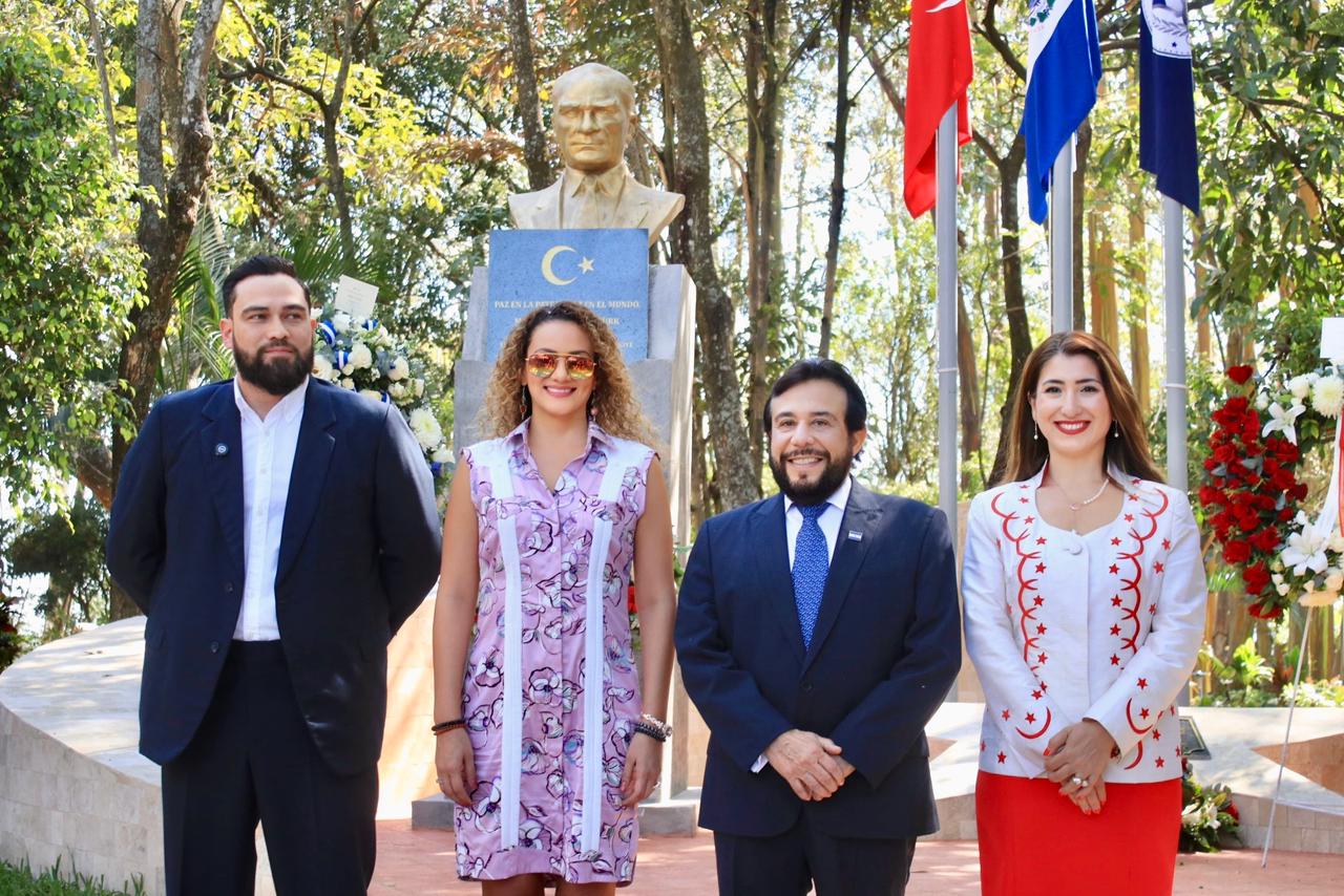 Turquía fortalece su presencia en El Salvador con plaza en San Salvador y busto de Atatürk