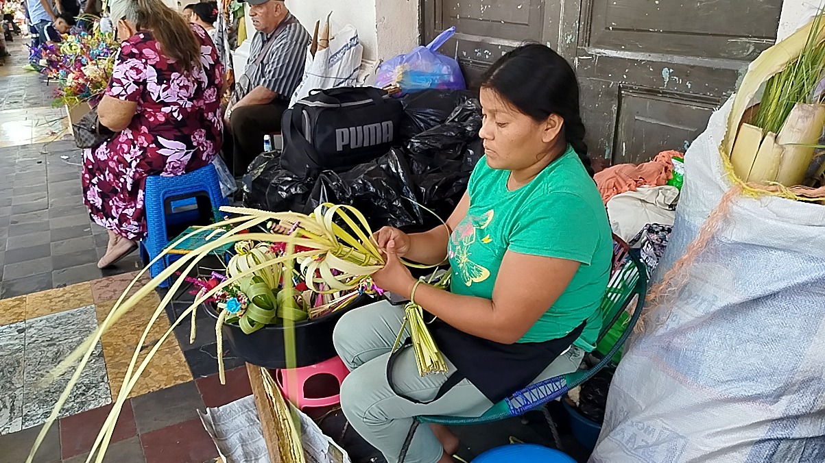 Artesanas preparan las palmas para el Domingo de Ramos en San Miguel