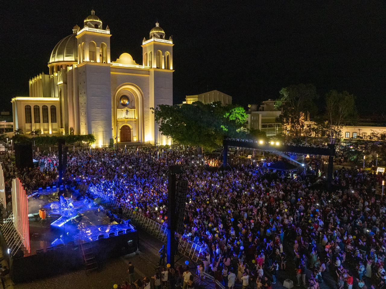 Una multitud espera el concierto de los Hermanos Flores en el Centro Histórico