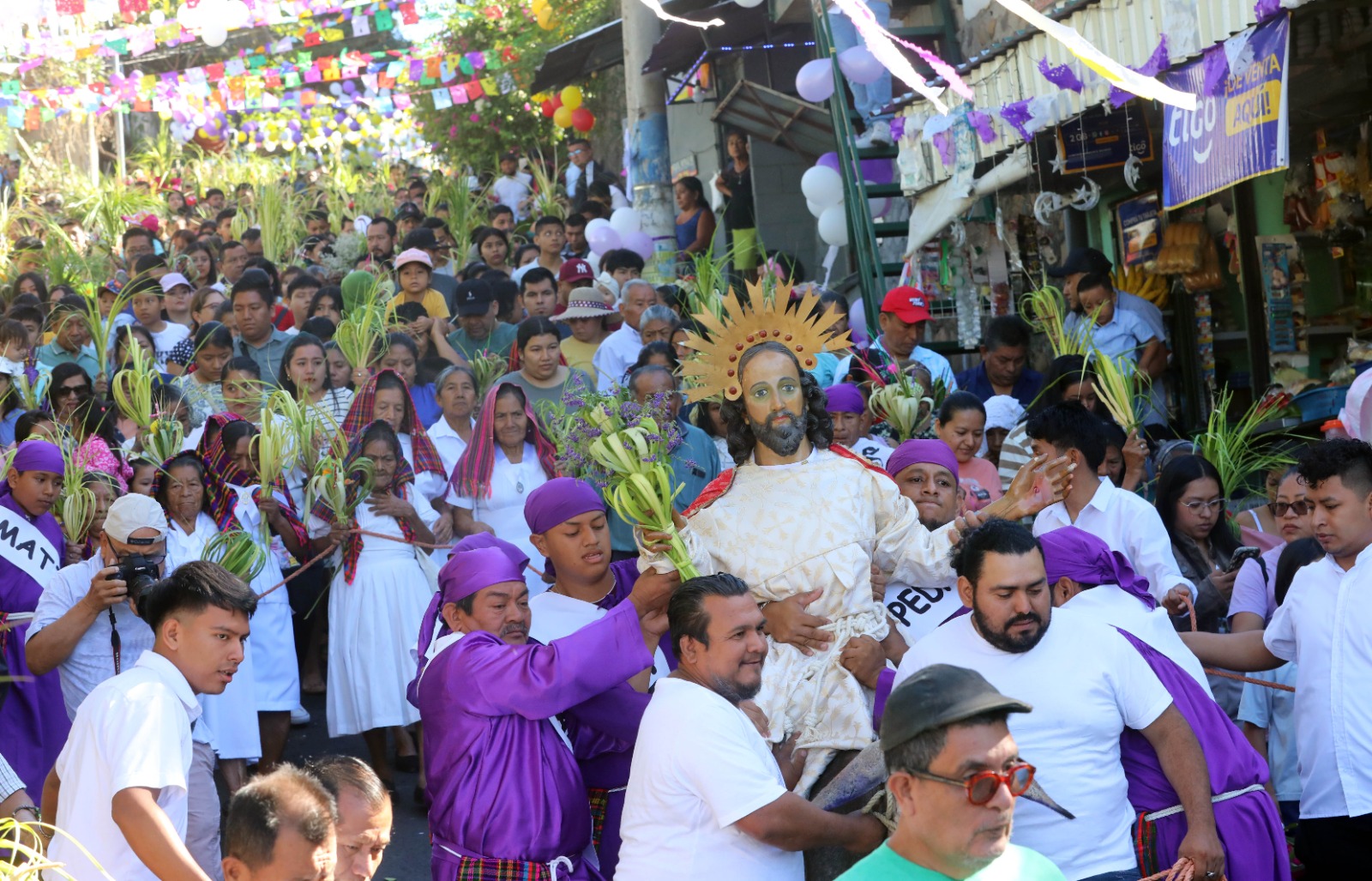 Fieles católicos elevan sus palmas en el Centro Histórico