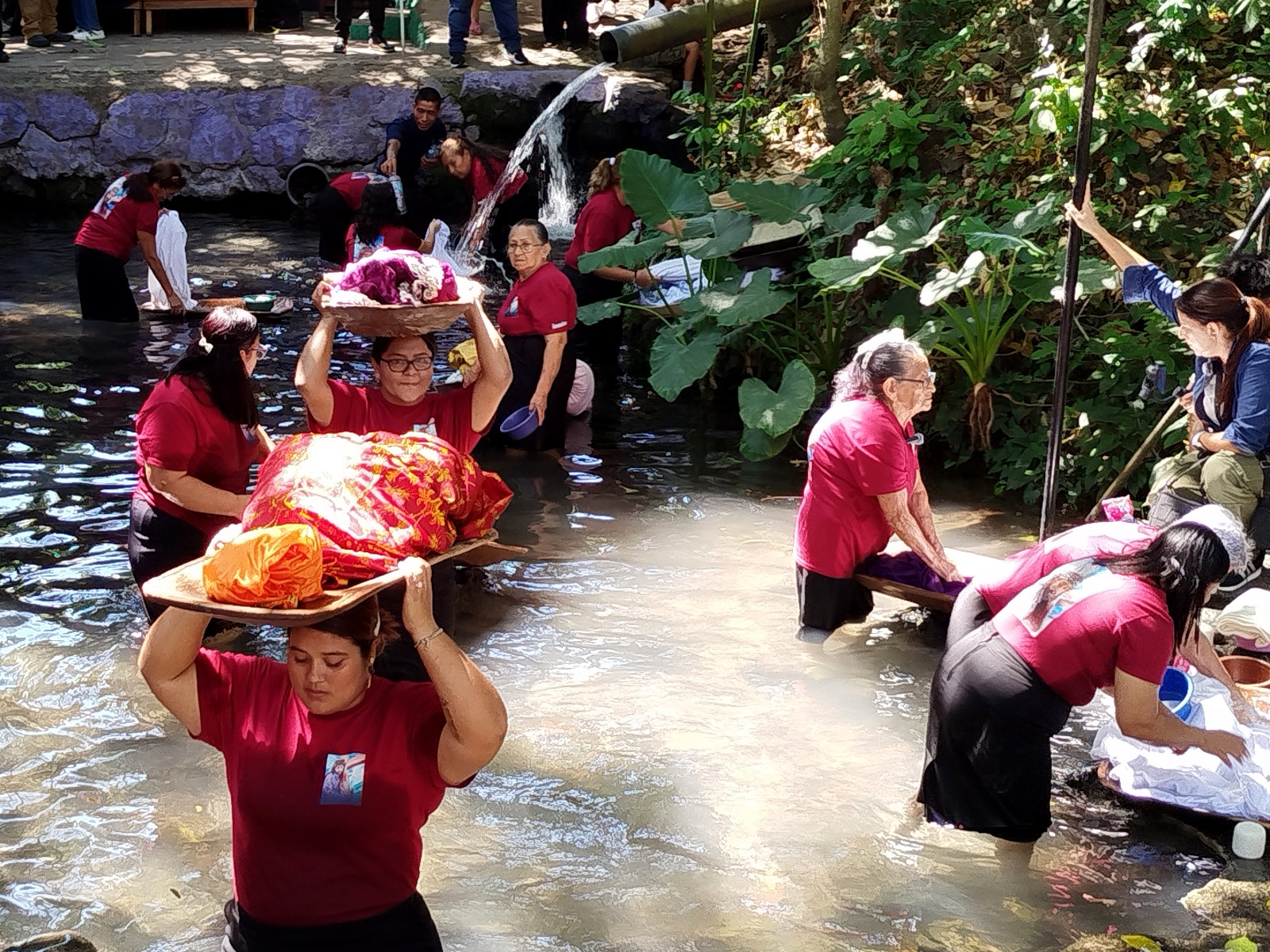 Los católicos participaron en lavada de la ropa de Jesús en Chalchuapa