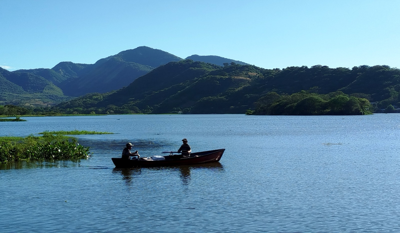 La laguna de Olomega, ideal para disfrutar sus aguas apacibles