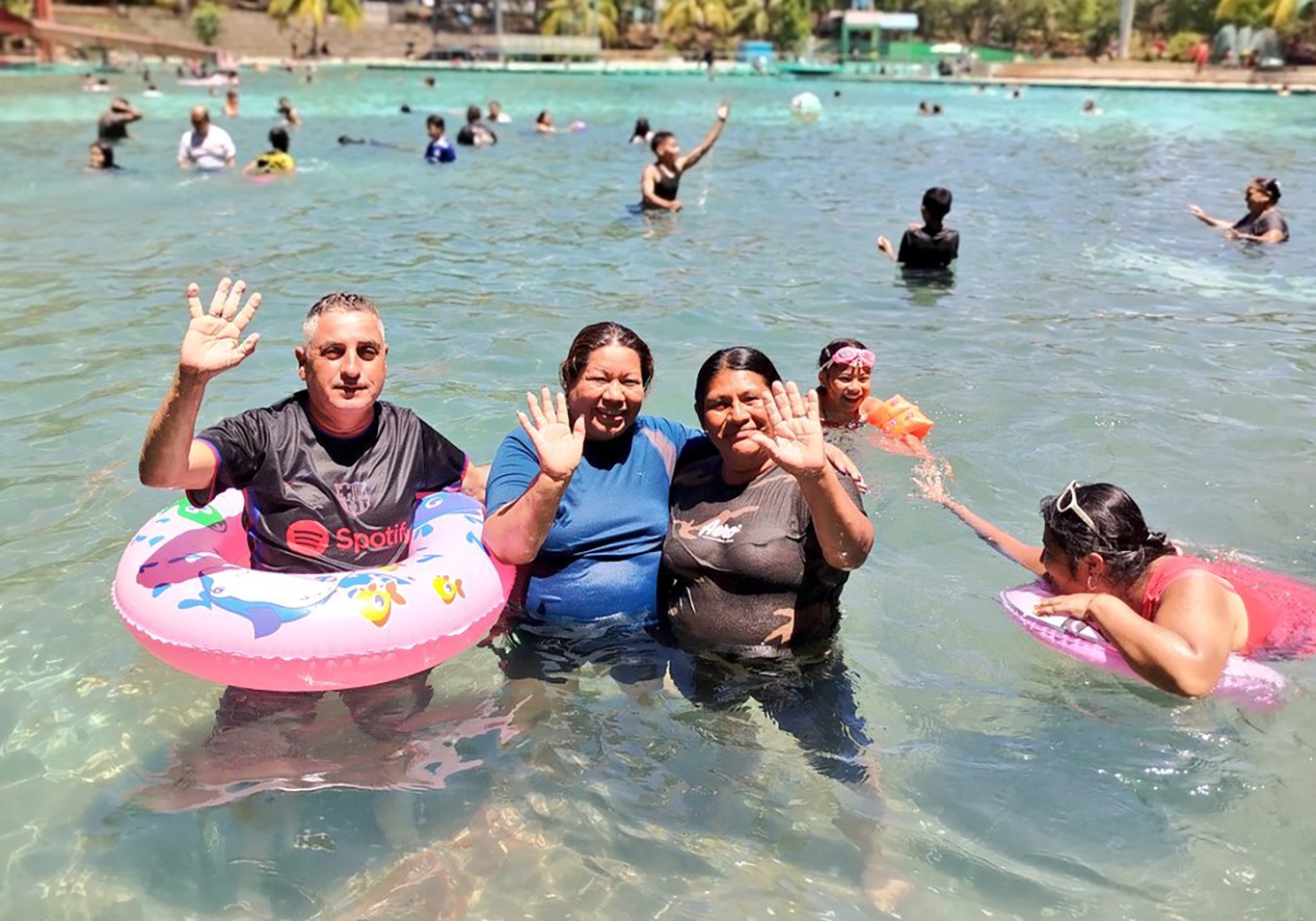 Las familias se divierten en el parque recreativo Amapulapa, San Vicente