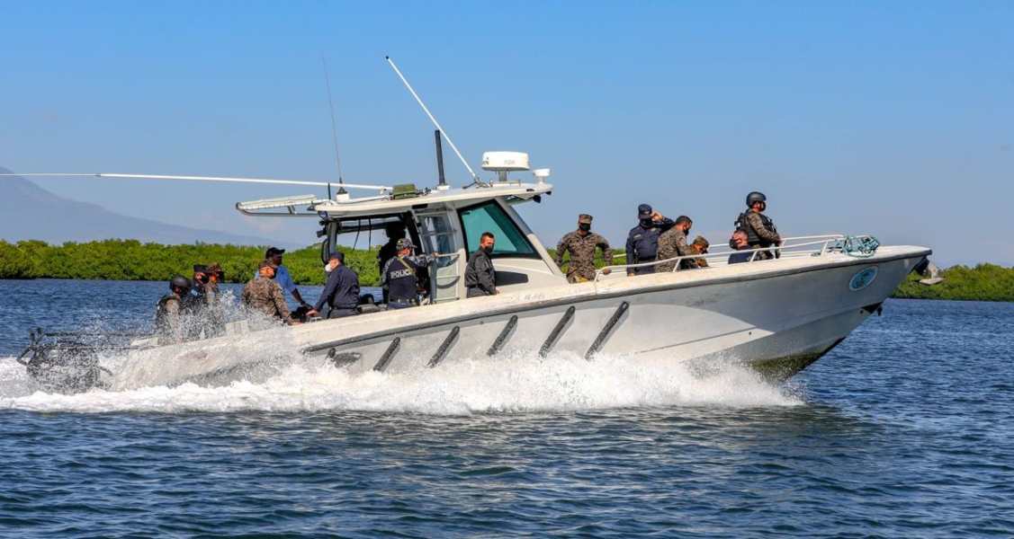 Marina Nacional rescata a 16 náufragos ecuatorianos en alta mar