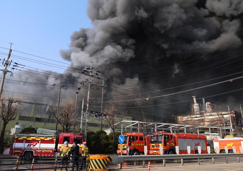 Incendio en fábrica de autopartes deja 10 muertos y 59 heridos en República de Corea