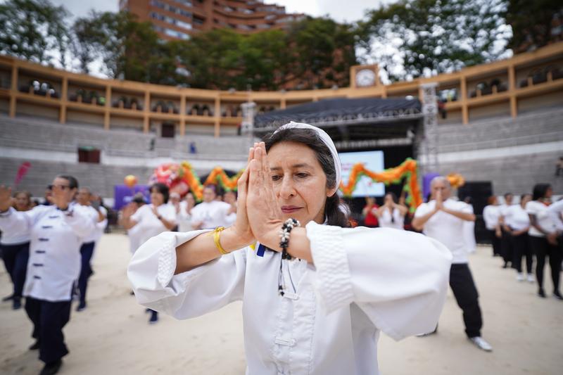 Peruanos armonizan cuerpo y mente mediante práctica del Tai Chi chino