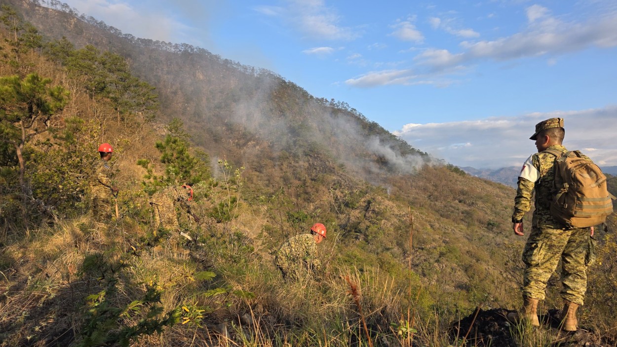Militares apoyan labores para sofocar incendio en cerro Chuntrún en Chalatenango