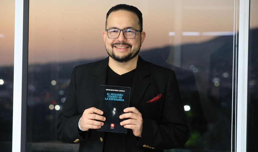 Poemario transmuta la experiencia clínica en arte