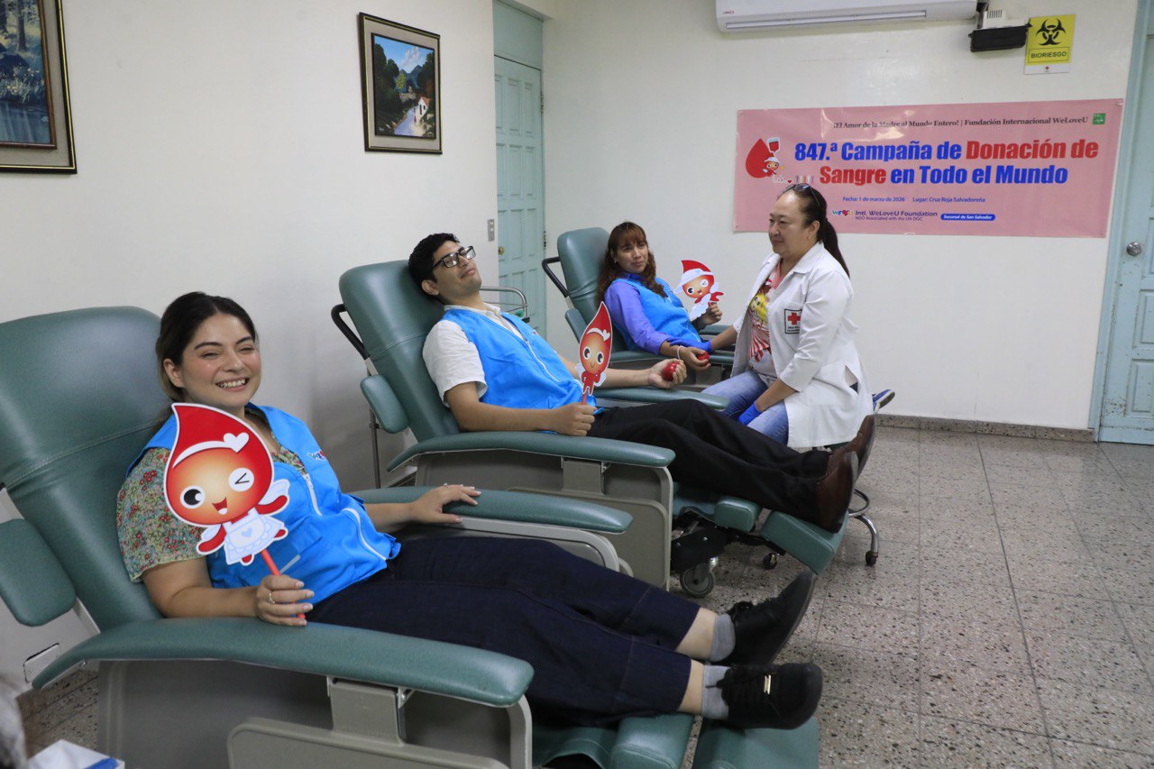 Voluntarios de Fundación We LoveU donan sangre en Cruz Roja Salvadoreña