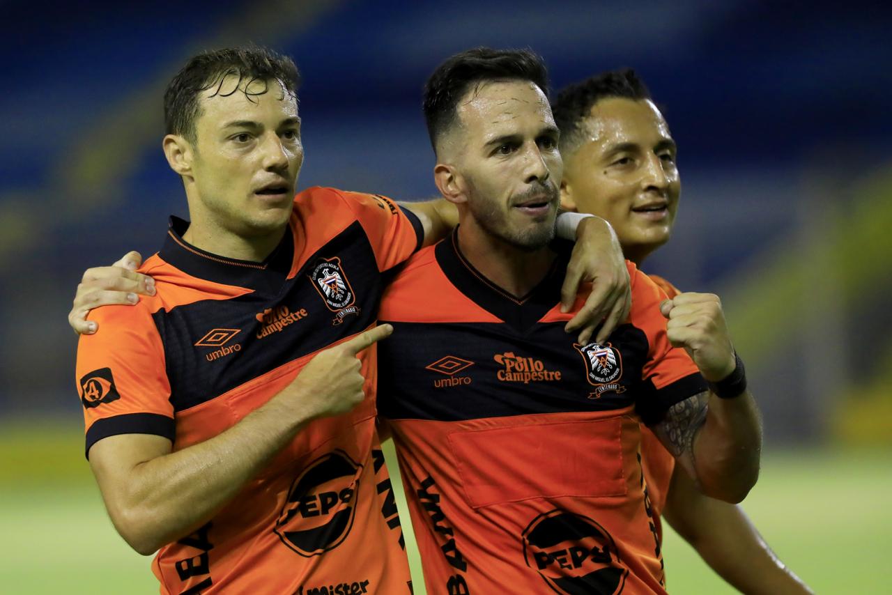 Águila sufrió, pero derrotó a un Hércules emproblemado con el descenso