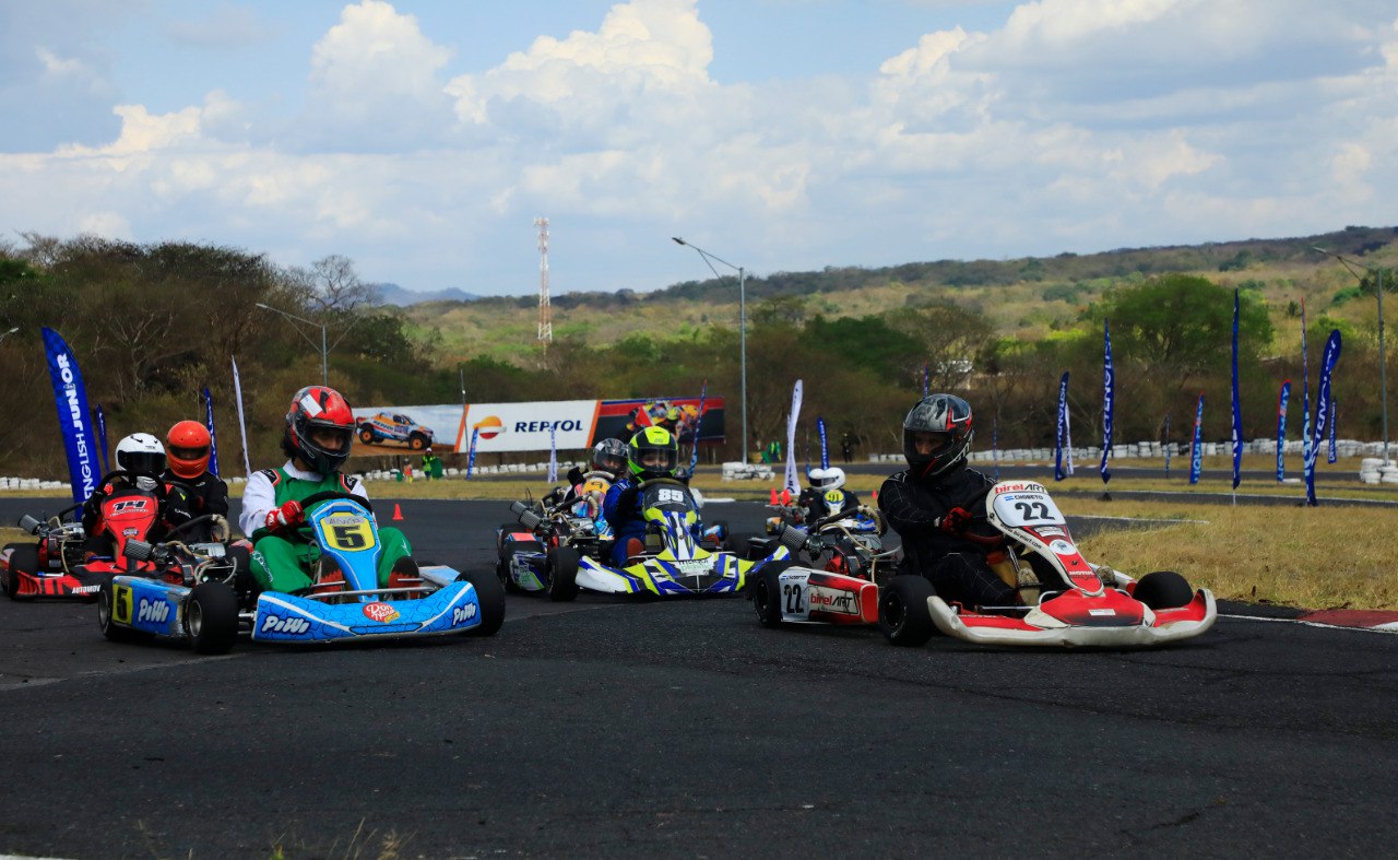 Ernesto Mártir y «Chobeto» Flores y se impusieron en Campeonato de Karting 4T