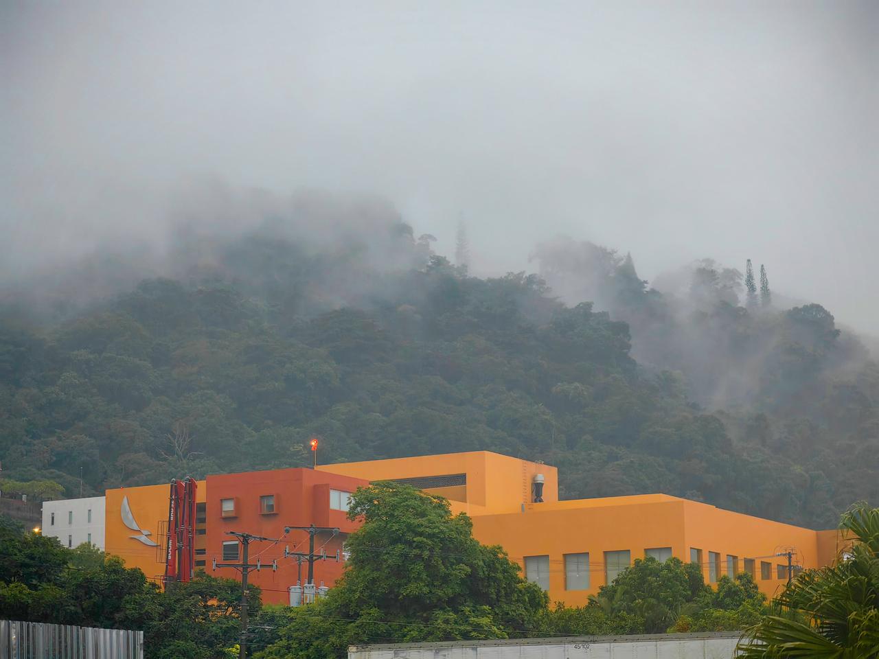 Lluvias puntuales y cielo parcialmente nublado marcan la mañana del domingo en El Salvador
