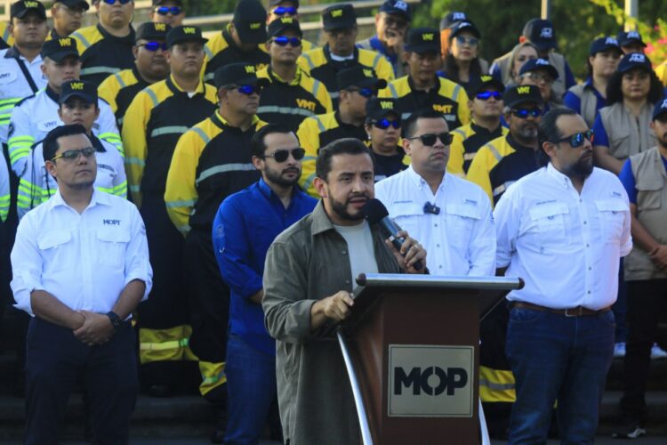 Las autoridades informaron que entregarán conos, arneses, extintores, bandas reflectivas y cascos certificados para reforzar la seguridad de los conductores. / Foto: Diario El Salvador
