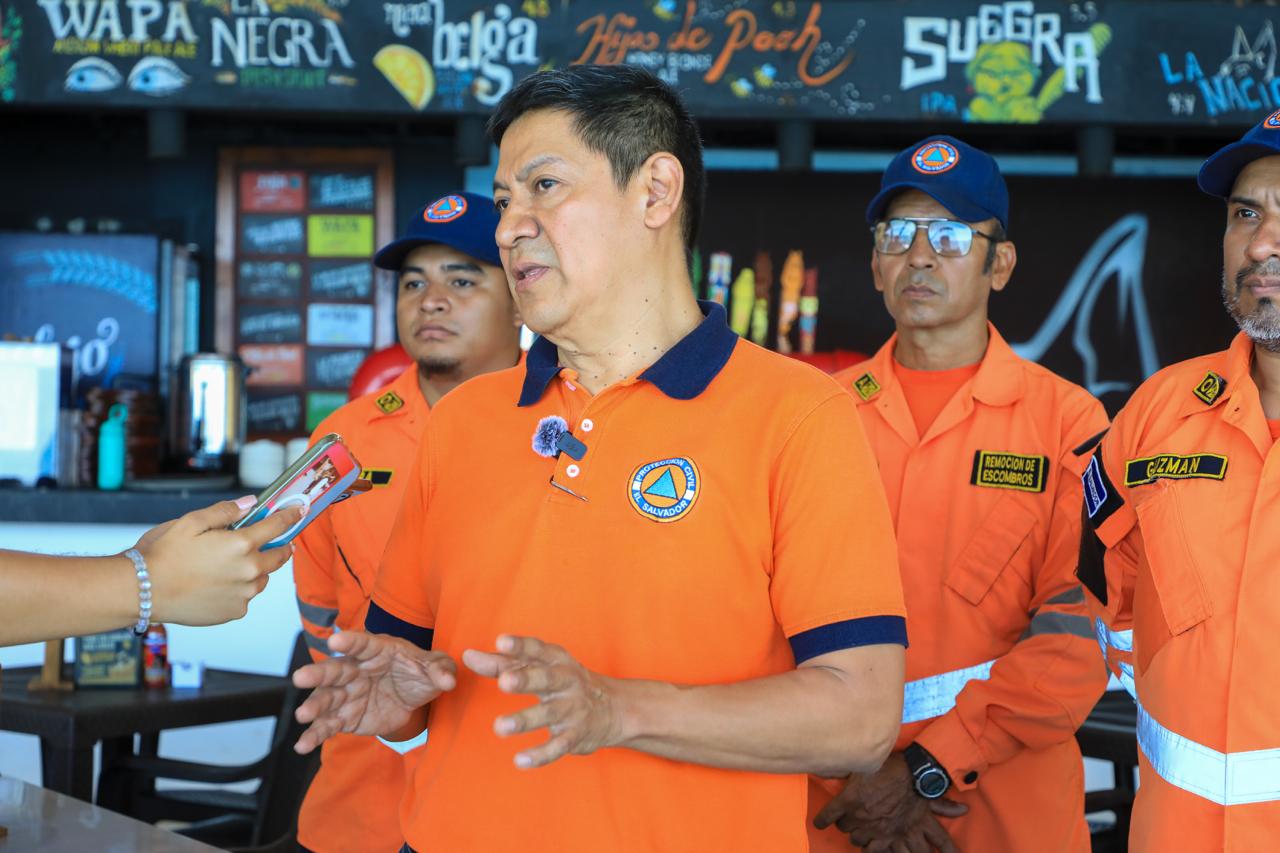 Autoridades inspeccionan comercios en La Libertad