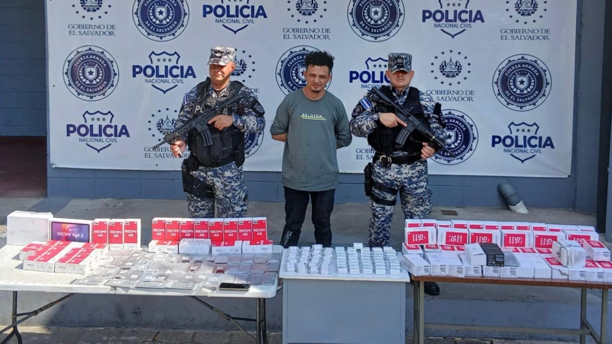 Se esconde en local y luego en baños para hurtar $25,000 en teléfonos celulares