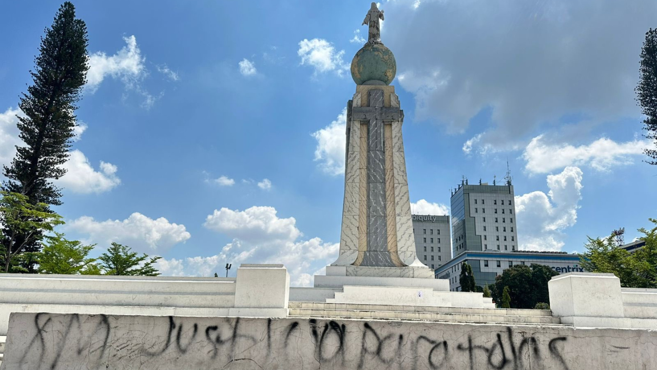 Alcaldía de San Salvador denuncia vandalismo en marcha del 8M y repara plazas