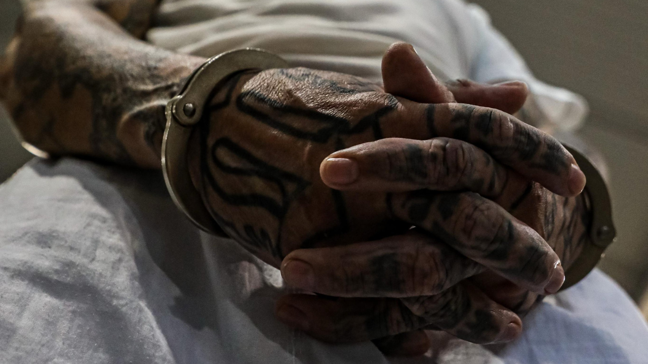 Condenas de hasta 45 años de prisión para más de 50 pandilleros de la MS-13