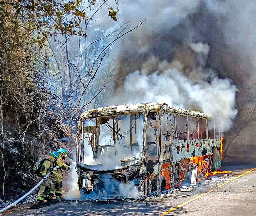 Bomberos sofocan un incendio en un autobús de la ruta 324 en La Unión