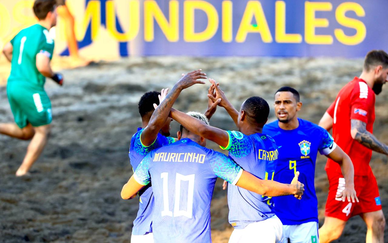 Brasil exhibe su repertorio y lujo en la Beach Soccer Cup y amenaza con coronarse este sábado