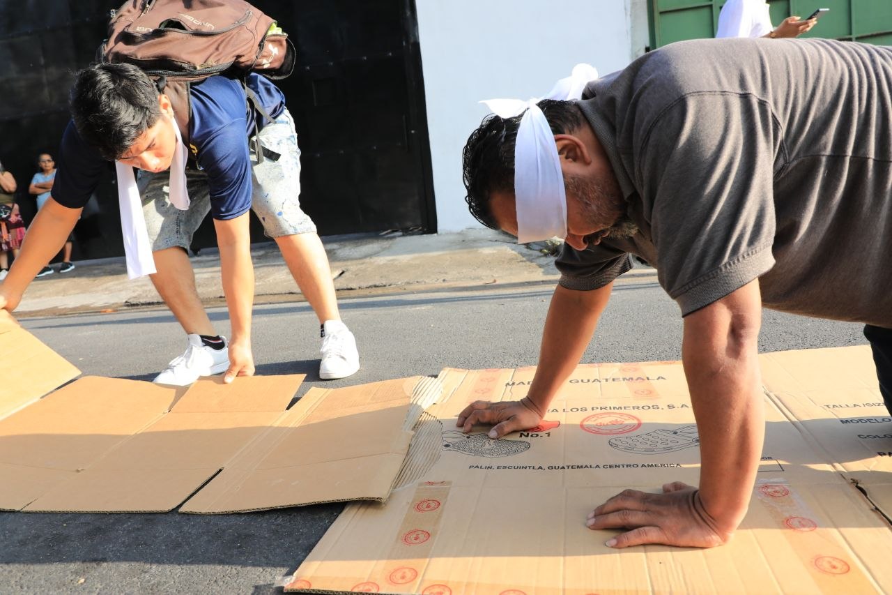 Penitentes se dirigen a Iglesia El Calvario de San Salvador previo al inicio del Vía Crucis