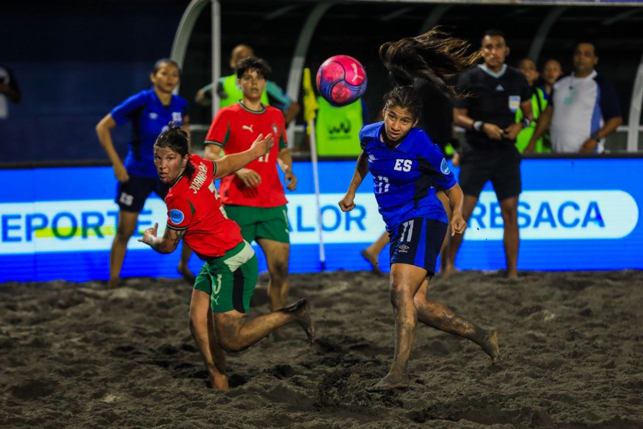 La Selecta femenina de playa se corona bicampeona de la Beach Soccer Cup