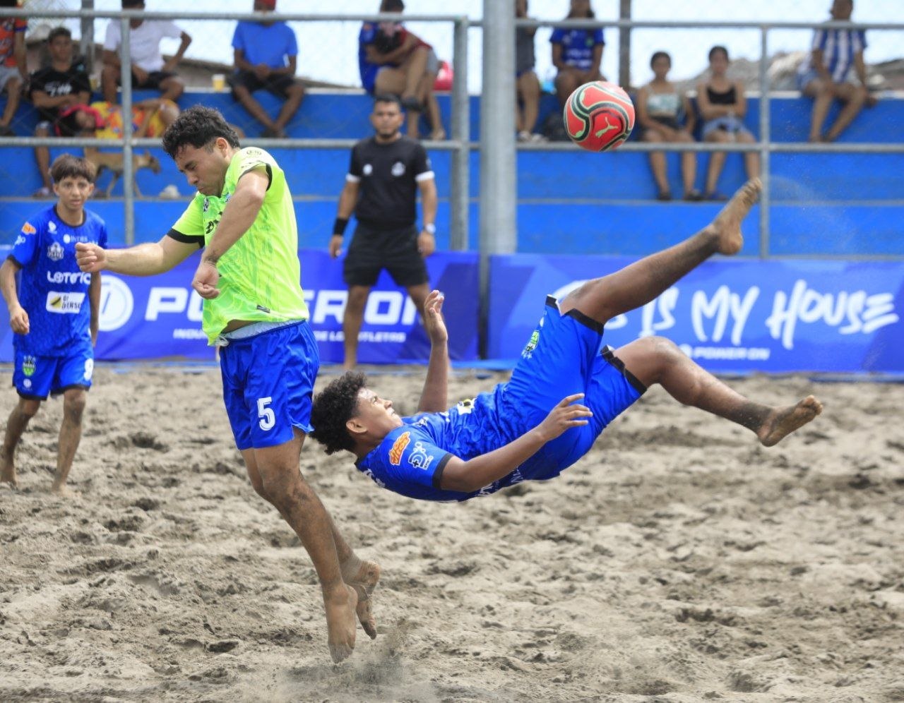 La familia Velásquez lidera a la Barra