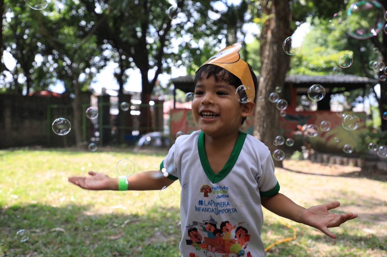 Niños y sus familias disfrutan de actividades lúdicas en el Parque Infantil