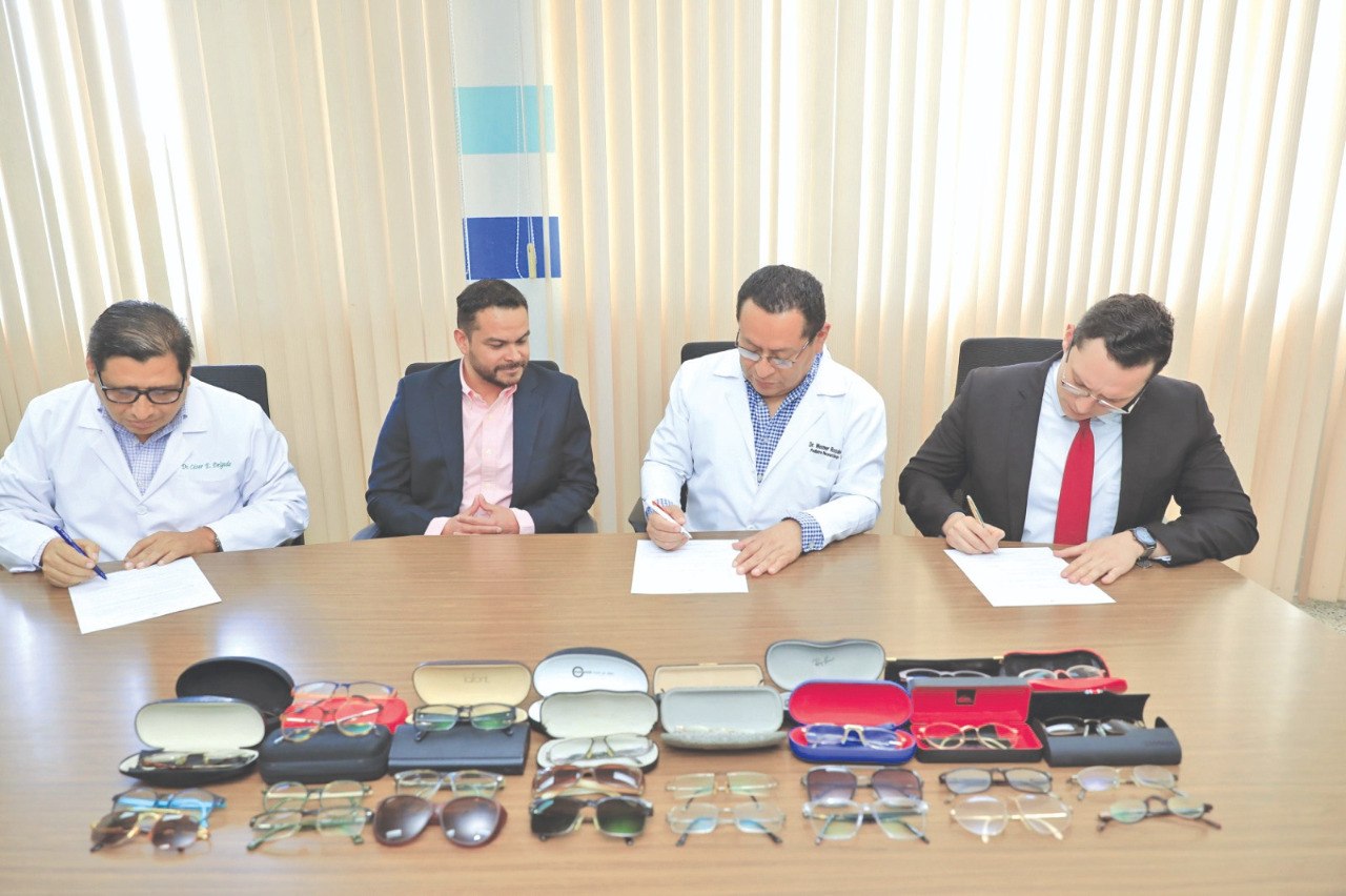 Diáspora en Países Bajos dona 400 lentes en los hospitales Bloom y Zacamil