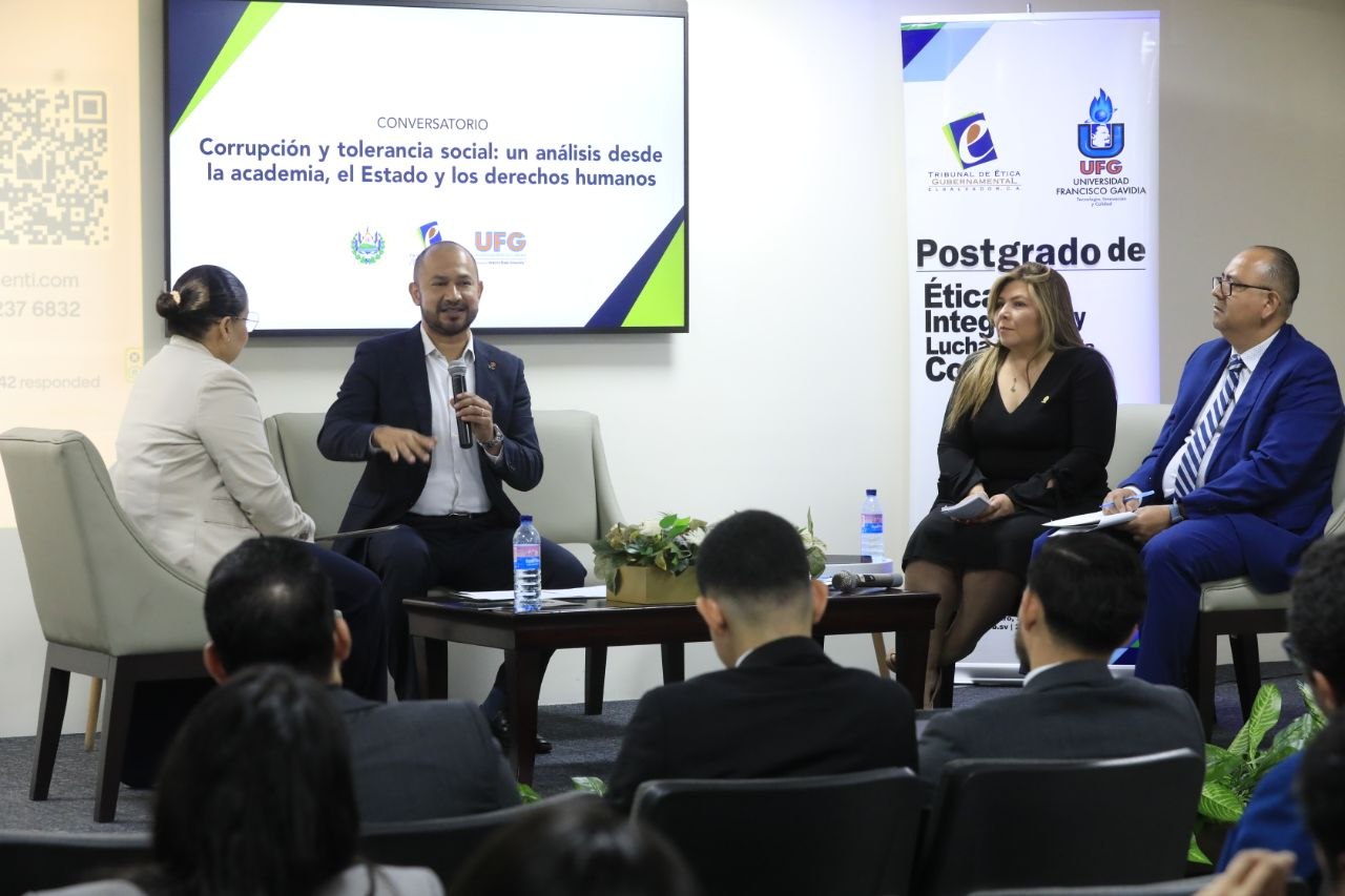 Profesionales del Gobierno escucharon conversatorio sobre corrupción y tolerancia social