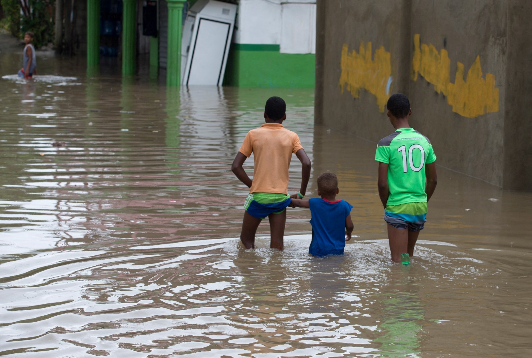 Mueren una niña y un adolescente en medio de inundaciones en República Dominicana