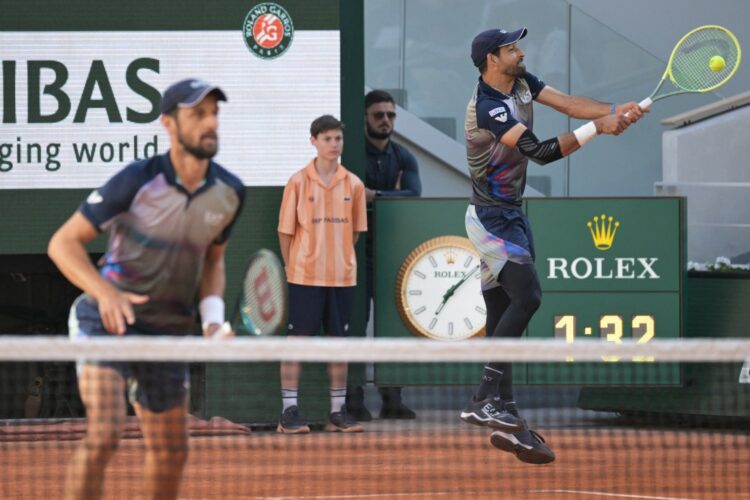 Salvador's Marcelo Arevalo (L) and Croatia's Mate Pavic (R) compete against Italy's Simone Bolelli and Andrea Vavassori during their men's doubles final match on Court Philippe-Chatrier on day fourteen of the French Open tennis tournament at the Roland Garros Complex in Paris on June 8, 2024. (Photo by Bertrand GUAY / AFP)