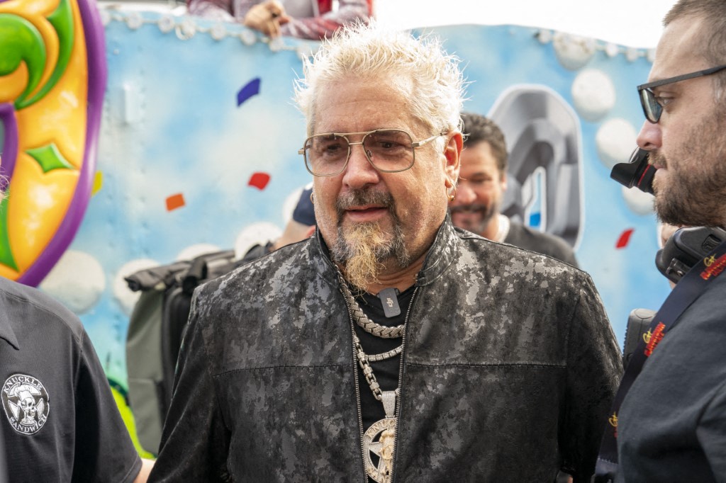 La gastronomía salvadoreña conquista al famoso chef y presentador Guy Fieri