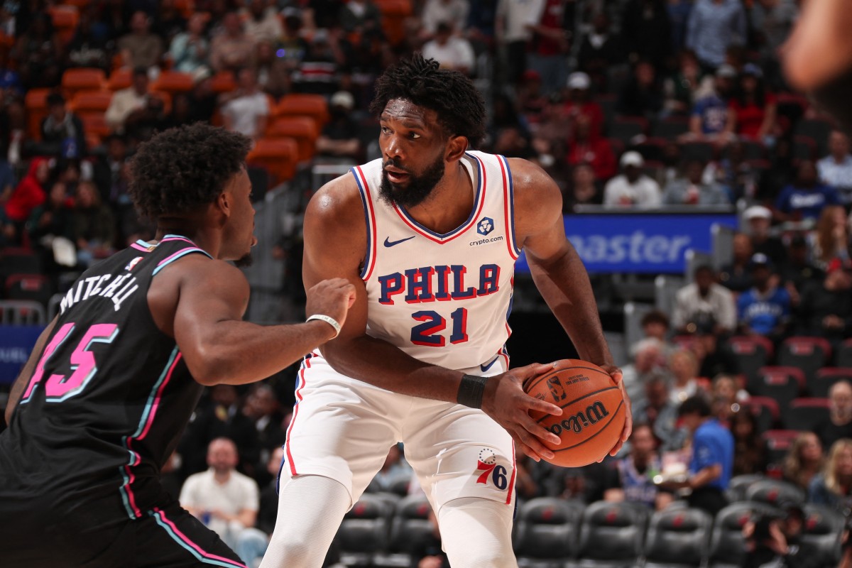 Embiid es operado de apendicitis a una semana de los playoffs de la NBA