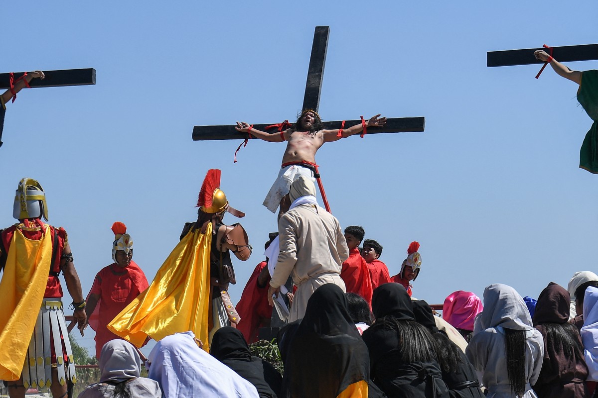 Filipinos acuden en masa a la crucifixión del Viernes Santo