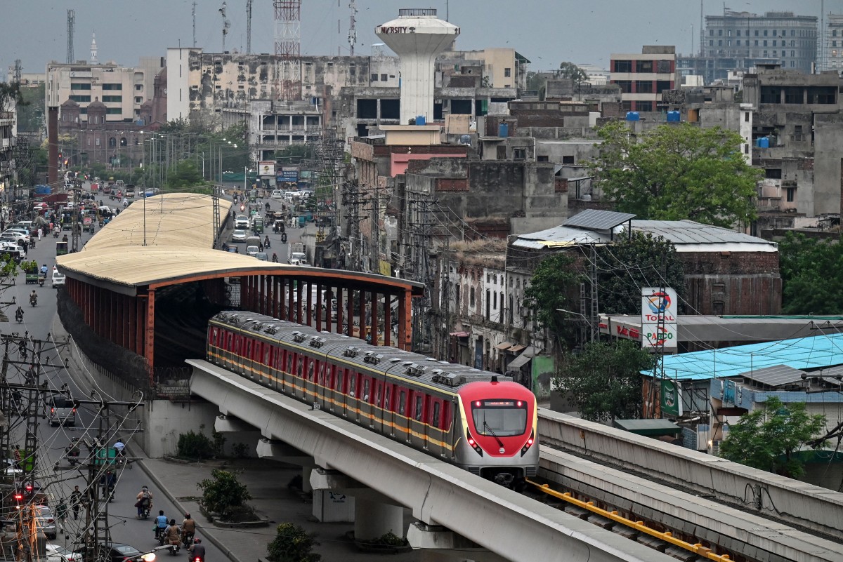 Pakistan anuncia transporte público gratuito en medio de la crisis energética