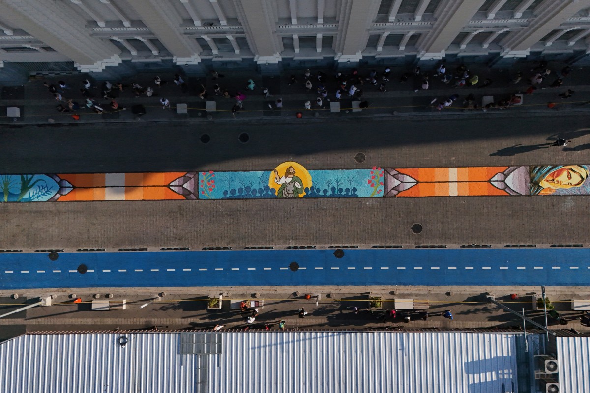 Salvadoreños elaboran alfombra de sal de más de 1 km en Semana Santa