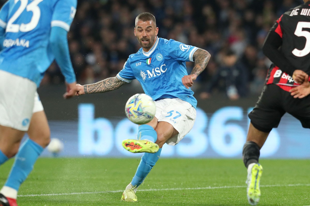 El Nápoles doblega al AC Milán y promete dar batalla al Inter