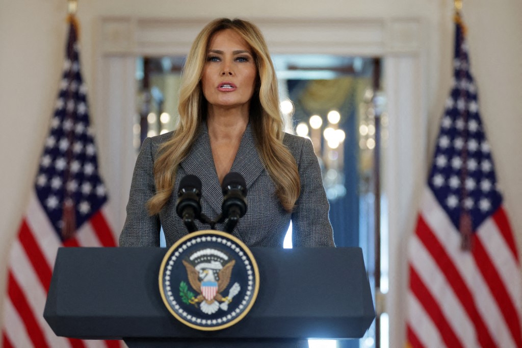 Melania Trump niega estar relacionada con los abusos de Jeffrey Epstein