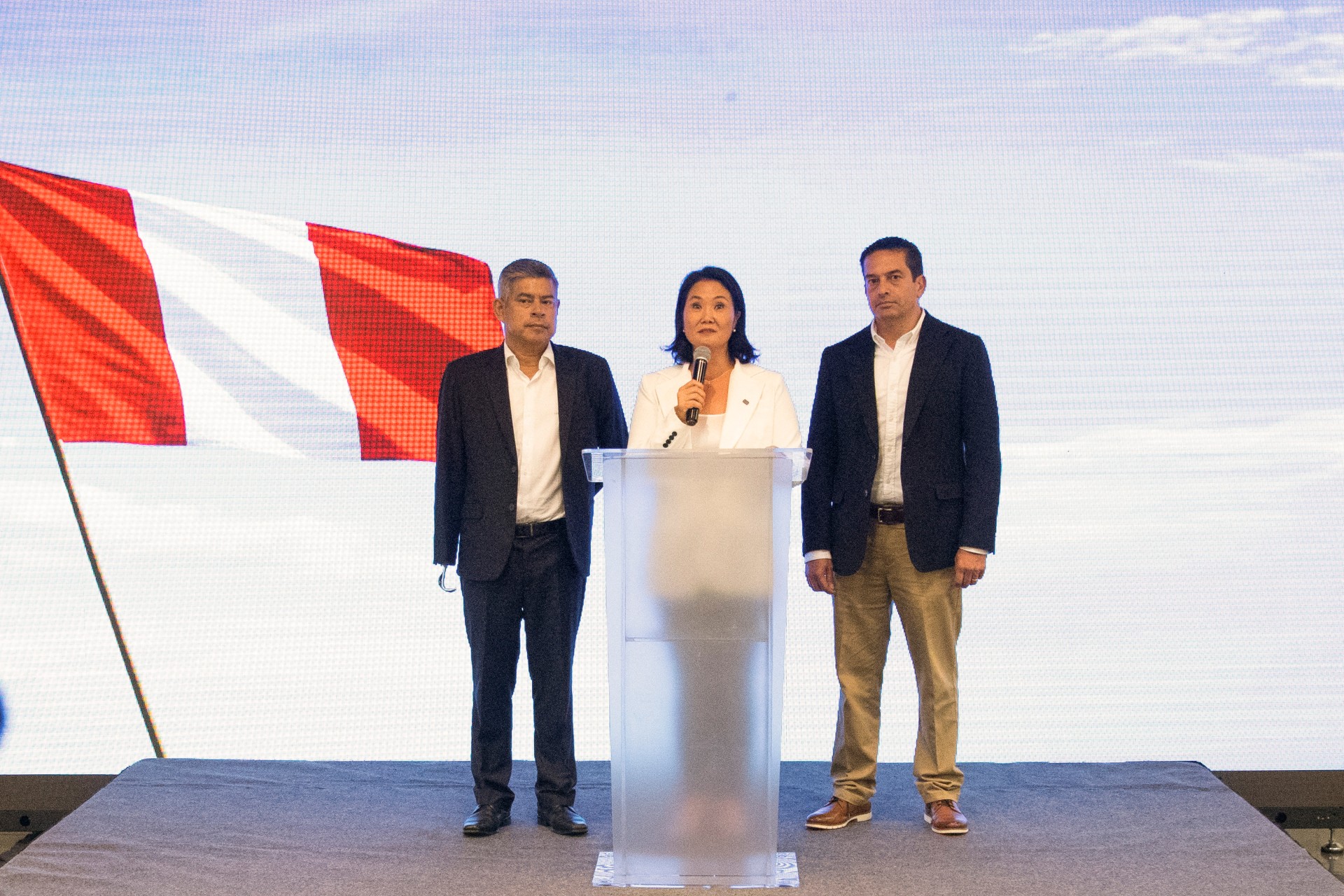 Keiko Fujimori celebra su victoria sobre el «enemigo» de izquierda ante un inminente balotaje en Perú
