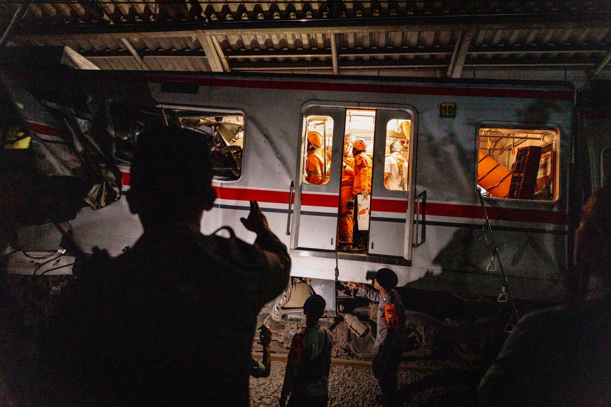 Al menos cinco muertos al chocar dos trenes cerca de Yakarta