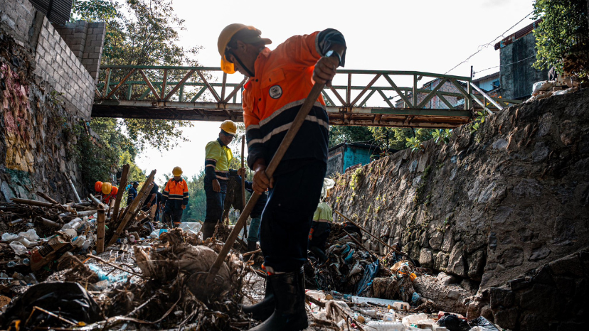 Operativo de limpieza busca retirar 11,200 toneladas de desechos en drenajes de San Salvador