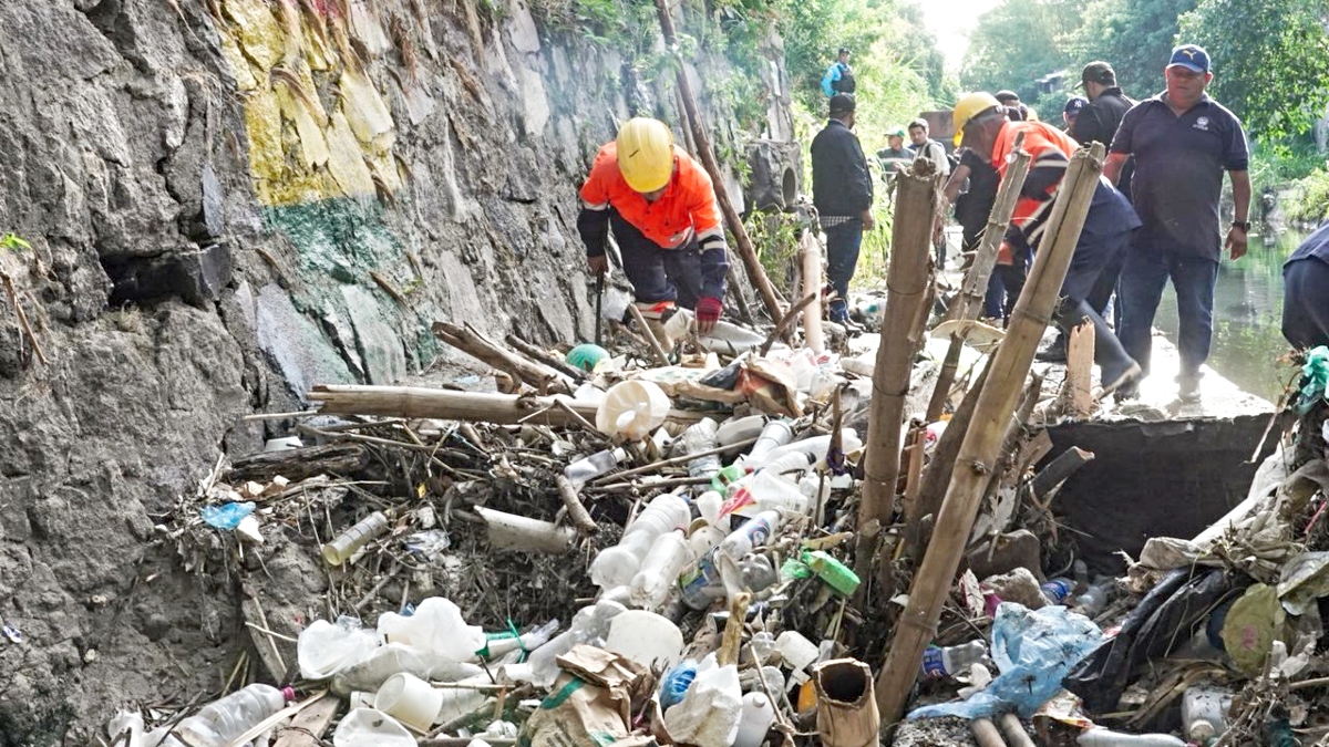 Instan a la población a mantener limpio San Salvador Centro