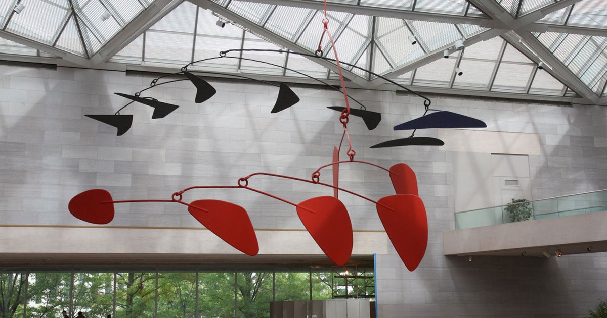 Los famosos móviles de Calder cobran vida en una exposición en París