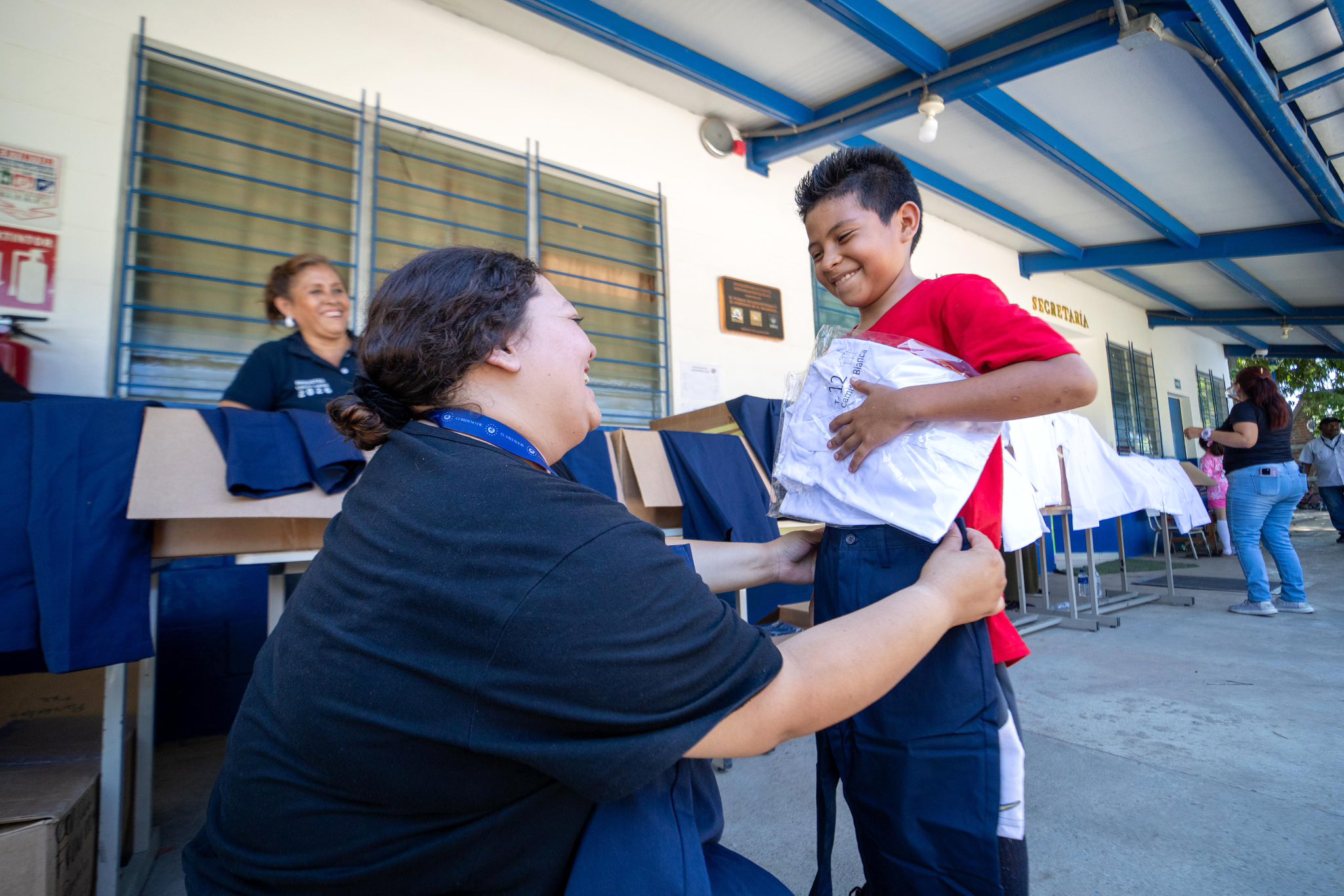 Benefician a estudiantes con el cambio de tallas de uniformes y zapatos en Usulután