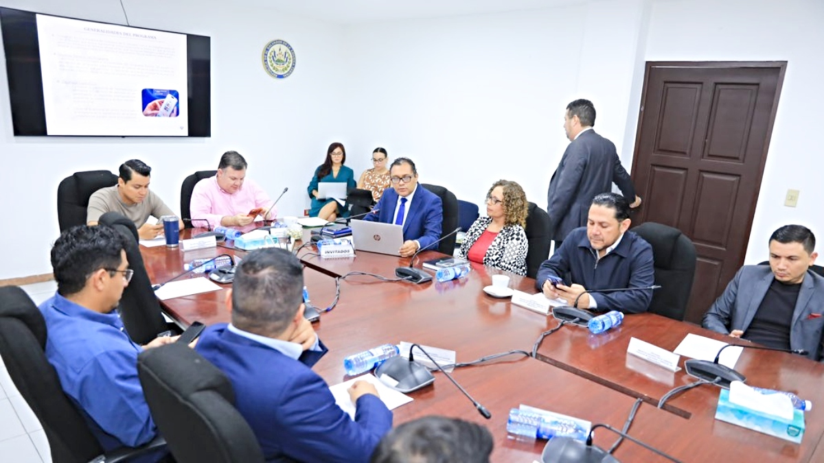Secretario general del FMLN cuestiona el sistema DoctorSV
