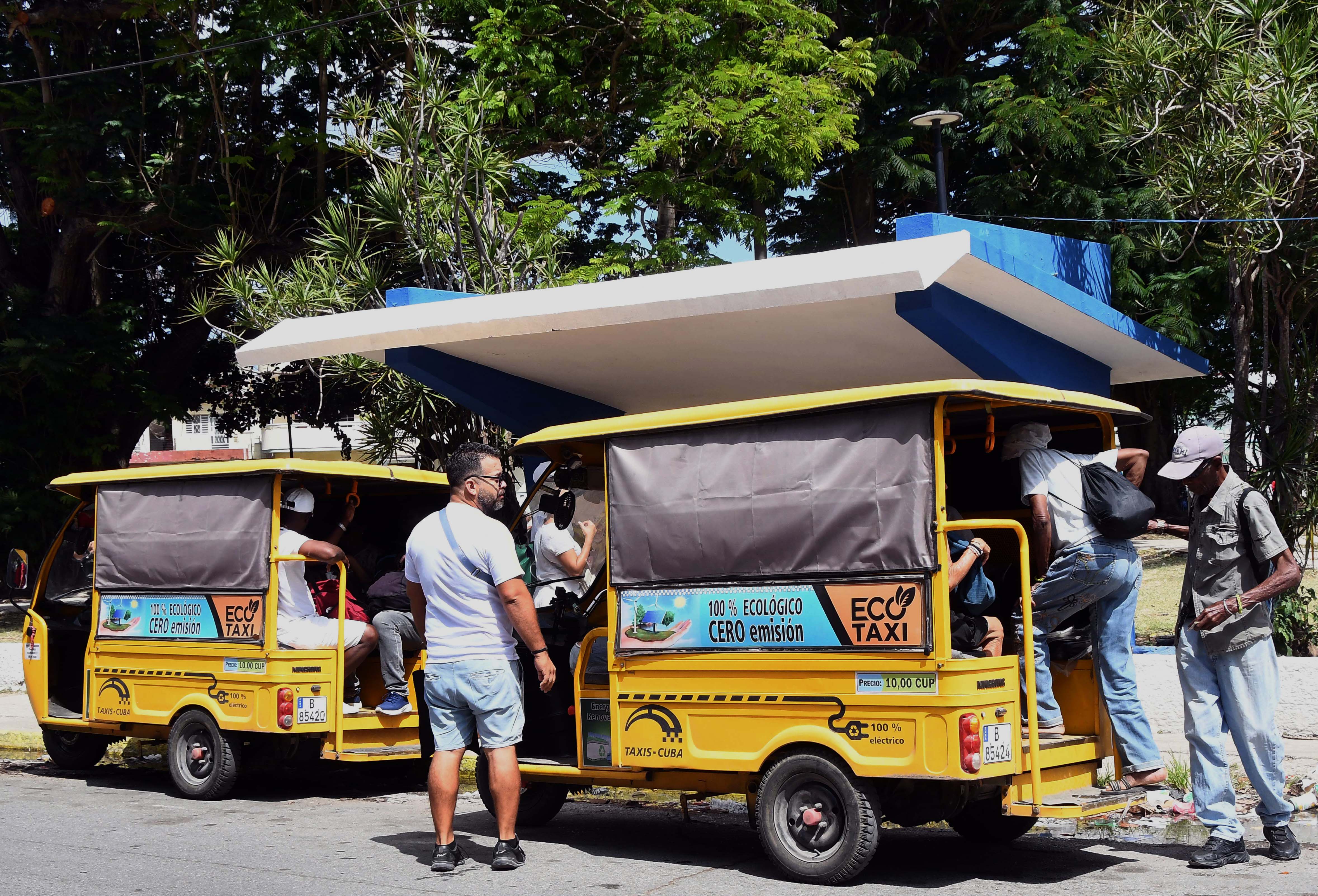 Triciclos eléctricos alivian el caos del transporte en Cuba ante la escasez de combustible