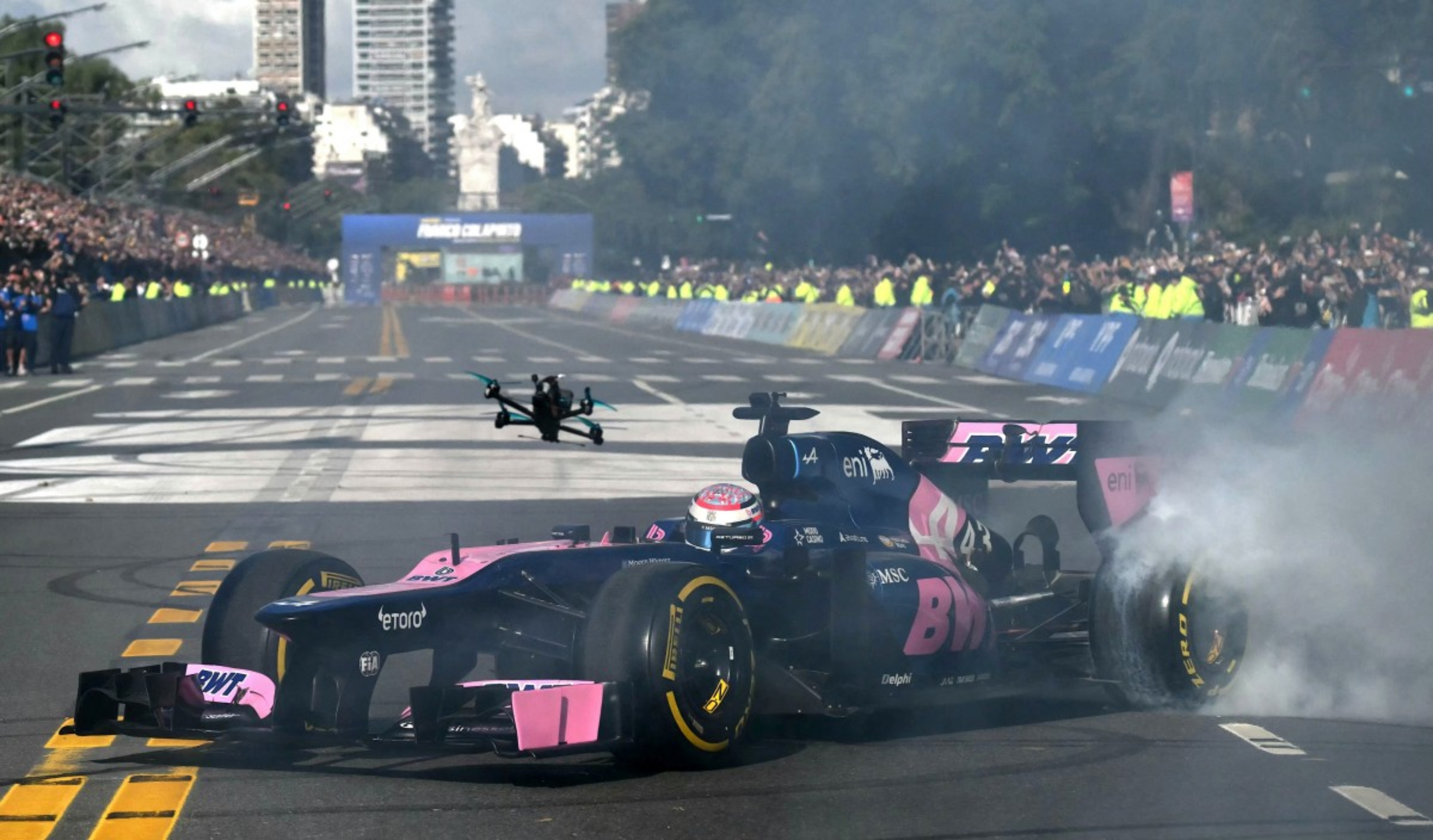 Colapinto reúne a más de 500,000 personas en show callejero de F1 en Buenos Aires
