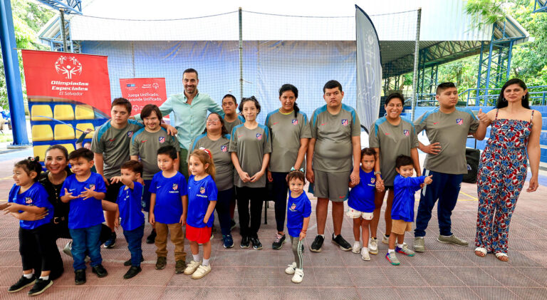 Fundación Miguel Litton entrega indumentaria a atletas de Olimpiadas Especiales